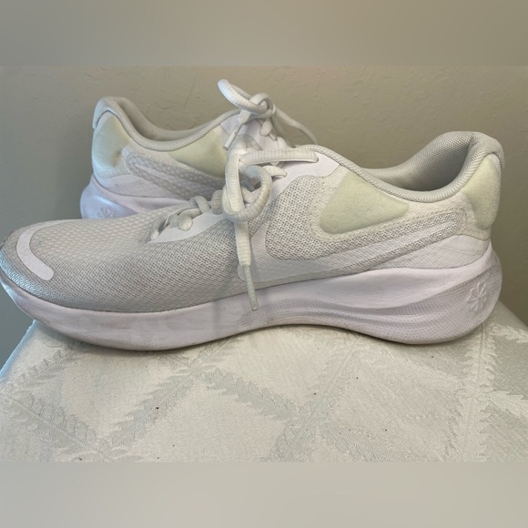 Women's Nike Revolution 7 White Running Shoes Size 8.5 - Picture 5 of 9